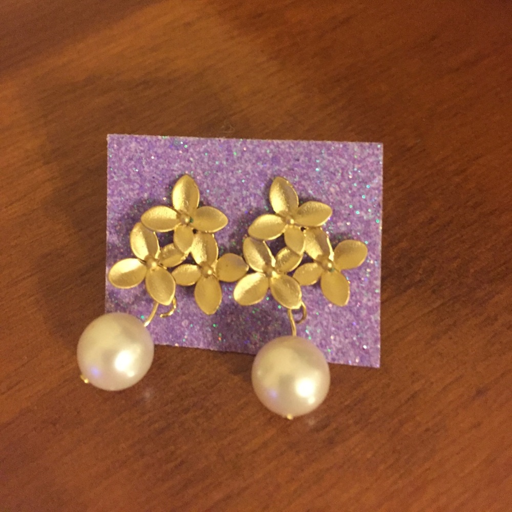 🆕 Gold flower & pearl stud earrings NEVER WORN